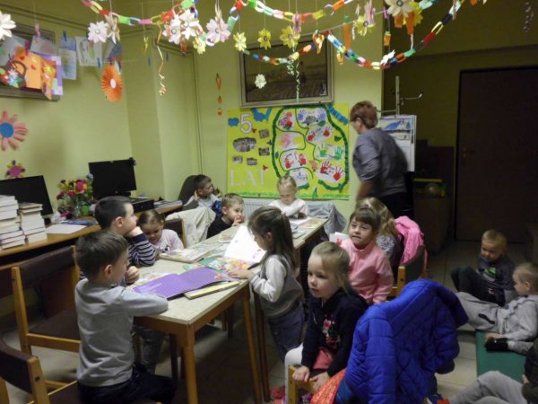 Odwiedziny przedszkolaków w bibliotece w Trześniowie.
