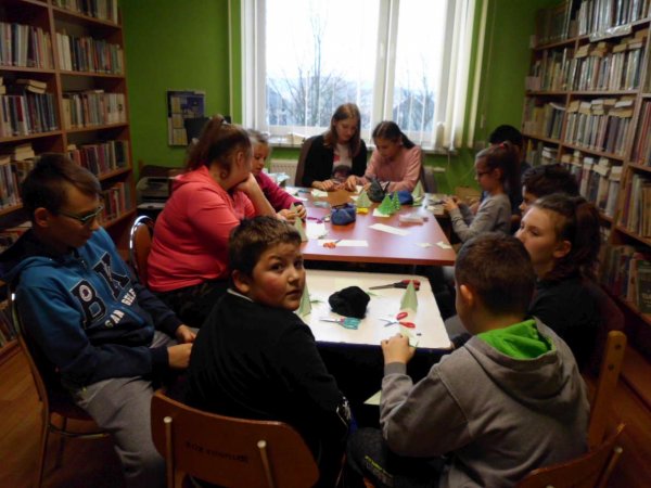 Warsztaty plastyczne w bibliotece we Wzdowie