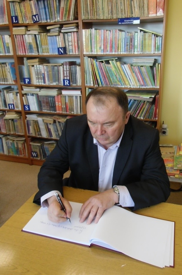 Roman Pankiewicz podpisuje księgę pamiątkową