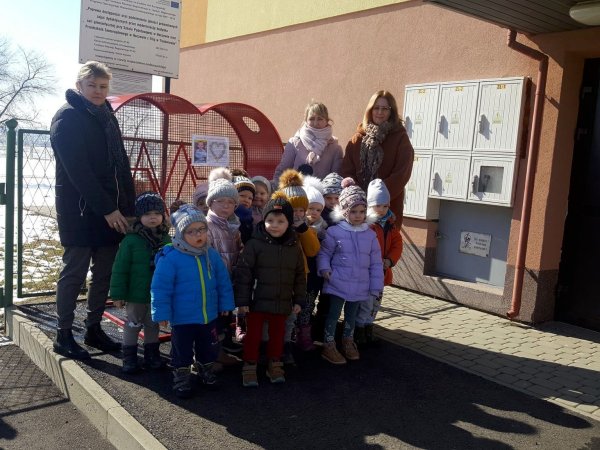 Serduszko na nakrętki pod przedszkolem w Trześniowie