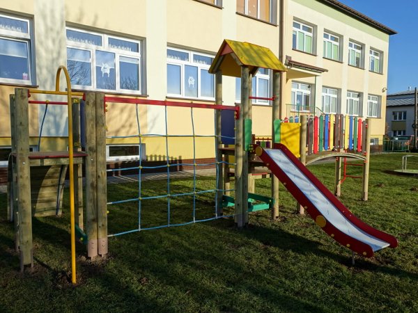 Fundacja PGE wsparła zakup wyposażenia na plac zabaw w przedszkolu w Haczowie i Trześniowie.