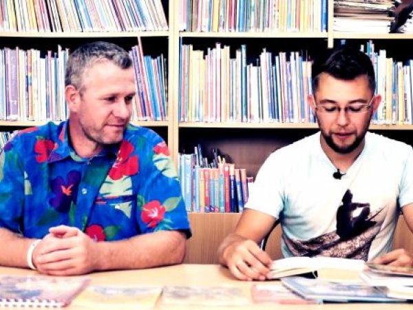 Czytamy bajki w bibliotece