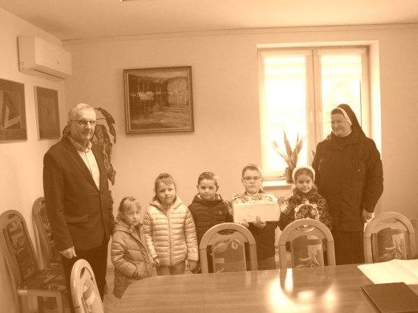 Dzieci z Ochronki św. Józefa z życzeniami