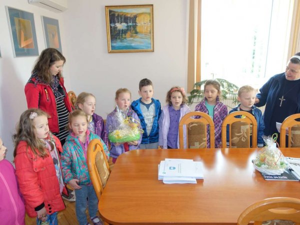 Wielkanocna wizyta najmłodszych - Dzieci z haczowskiej "ochronki" w Urzędzie Gminy