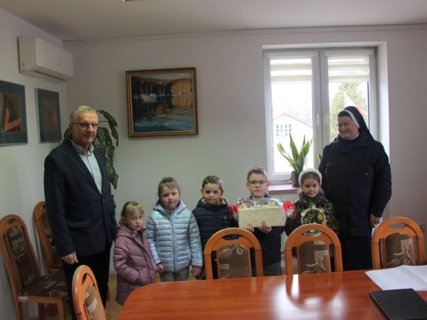 Dzieci z Ochronki św. Józefa z życzeniami