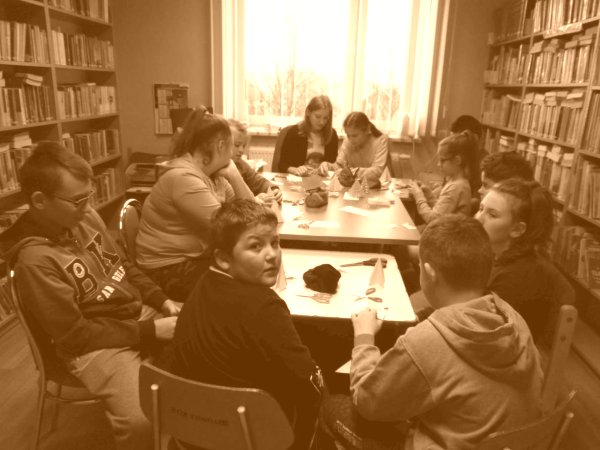 Warsztaty plastyczne w bibliotece we Wzdowie