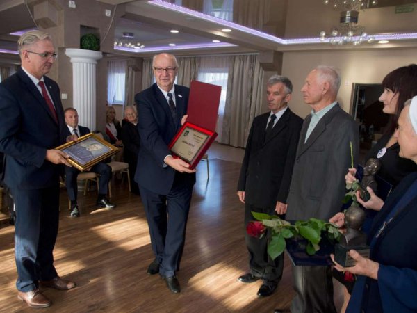 Kazimierz Cwynar otrzymał tytuł „Zasłużony dla Powiatu Brzozowskiego”