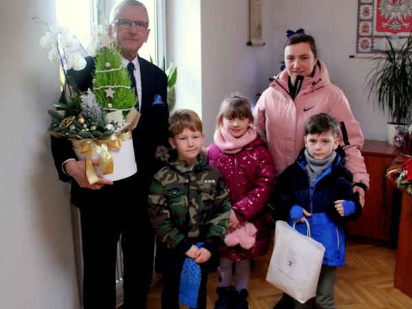 Dzieci z Ochronki św. Józefa z życzeniami